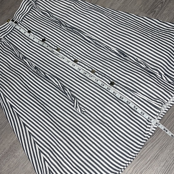 Button-up skirt with a belt - Picture 10 of 10